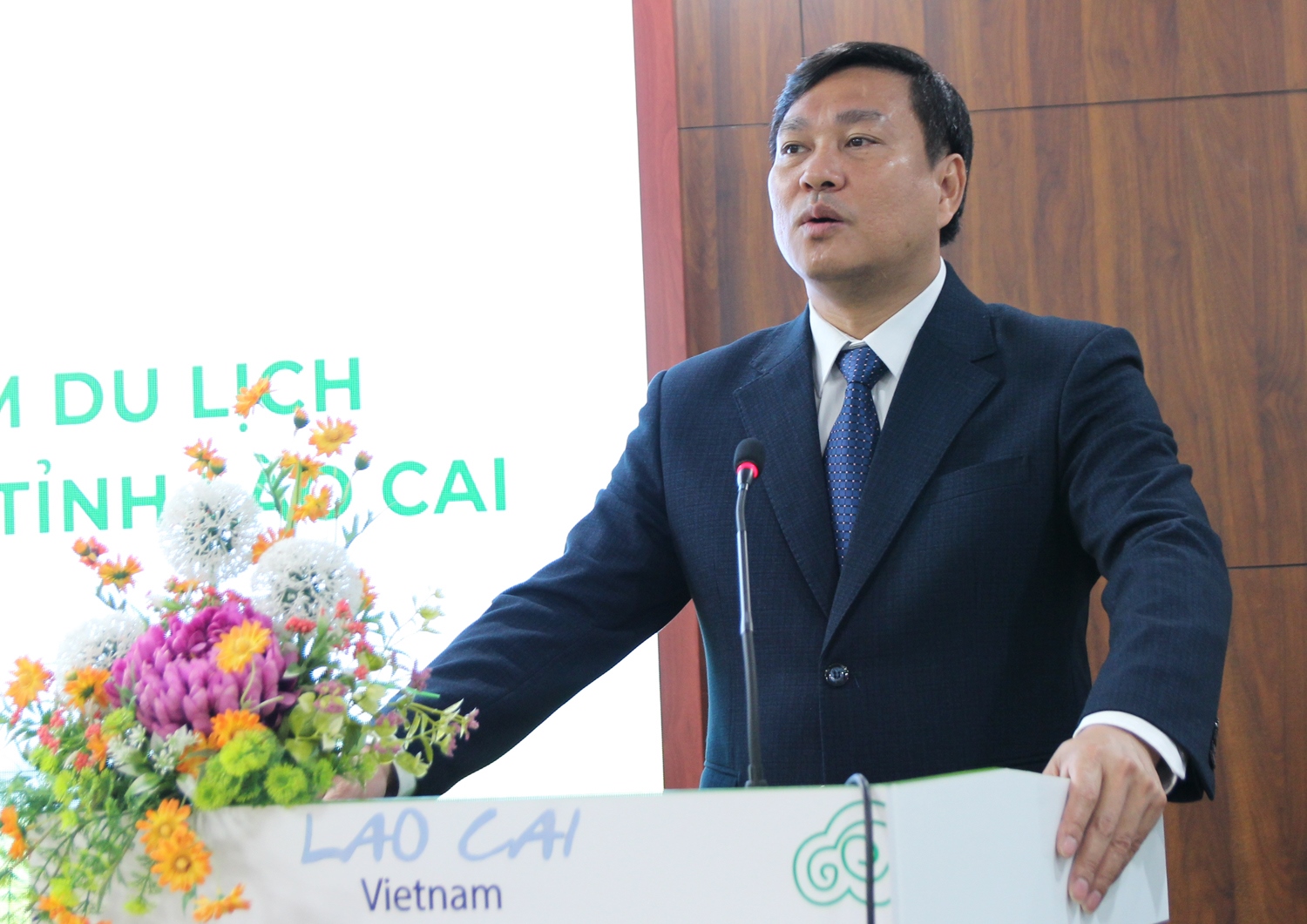 Phó Giám đốc Sở Du lịch Lào Cai Trần Sơn Bình phát biểu tại Hội thảo